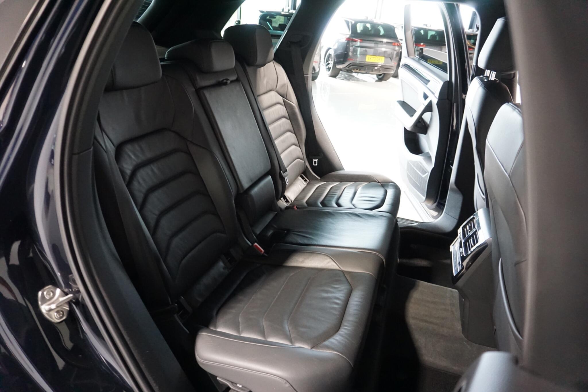 Volkswagen Touareg 3.0 TDI V6 R-Line SUV 5dr Diesel Tiptronic 4Motion Euro 6 (s/s) (286 ps)